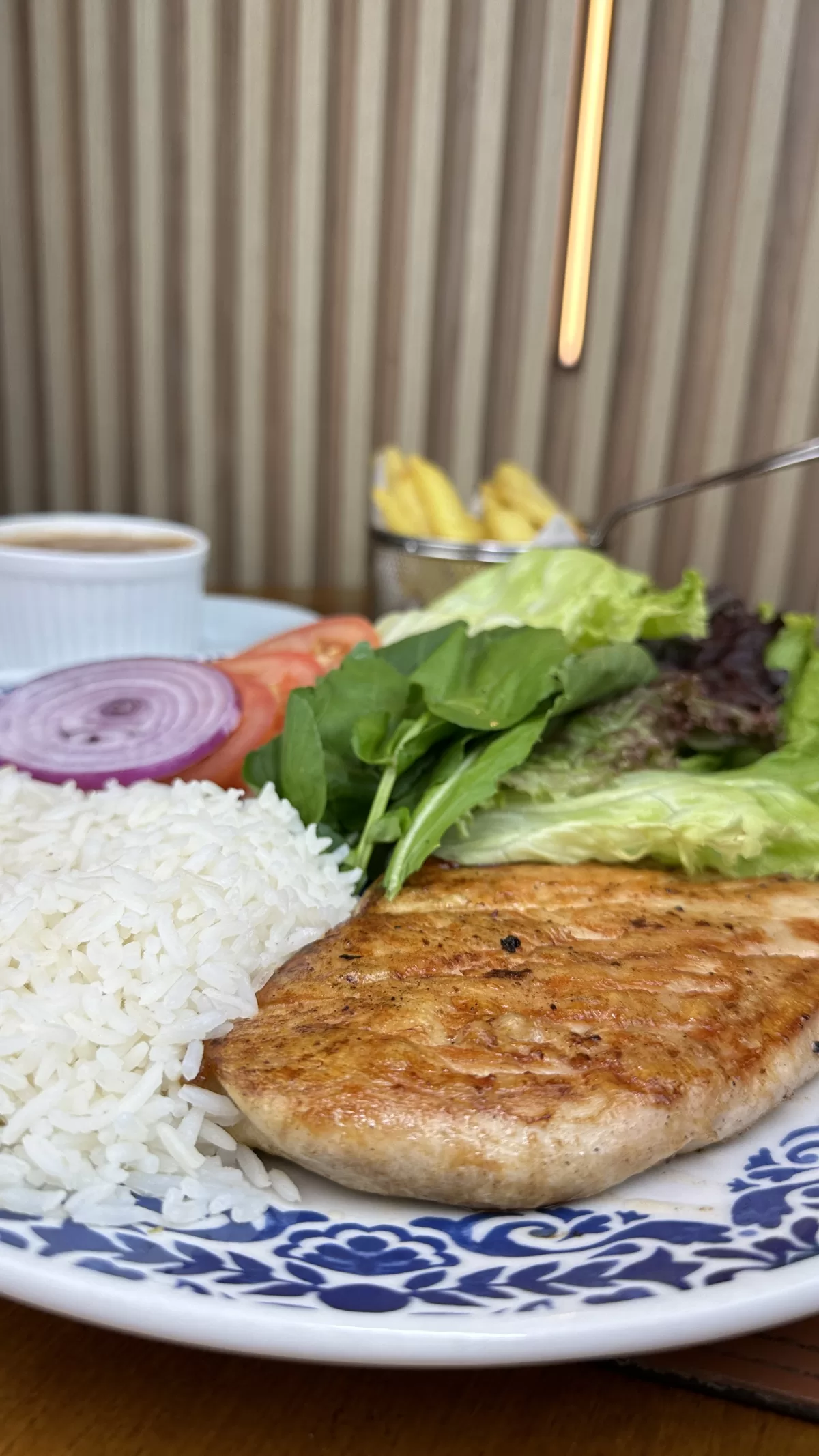 Arroz, feijão, legumes e salada